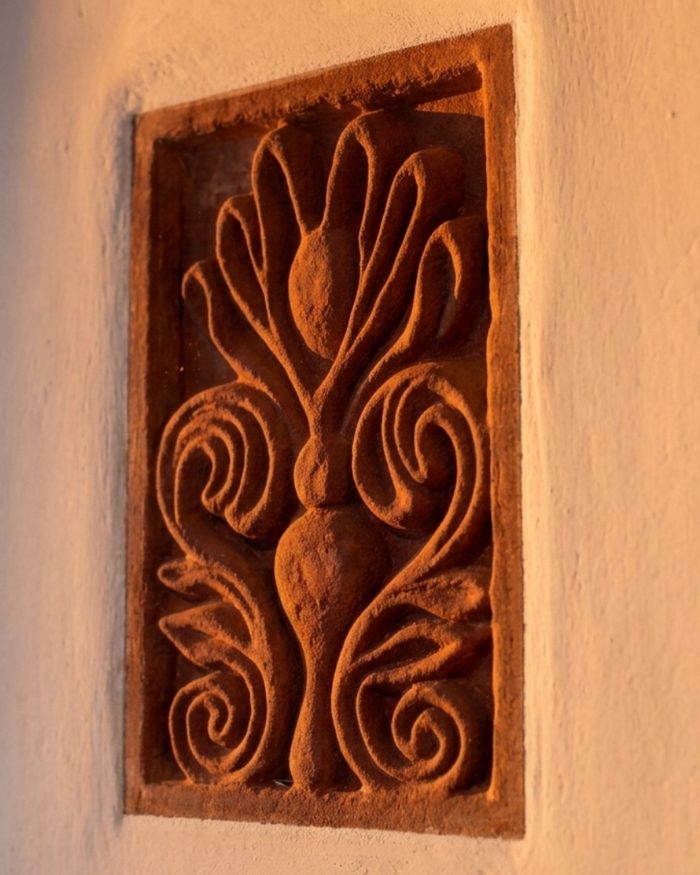 Detalhe entalhado em uma parede do hotel