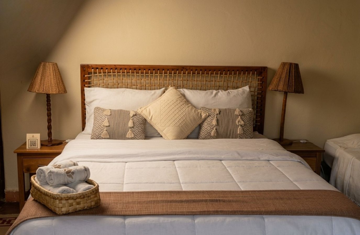 Quarto de casal, cabeceira trançada e almofadas