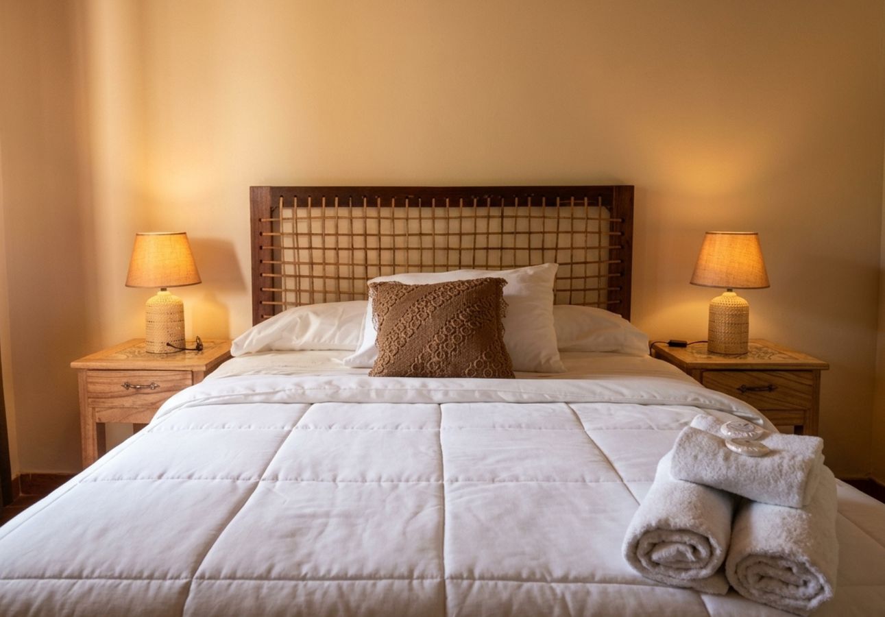 Quarto de casal com abajures de vime