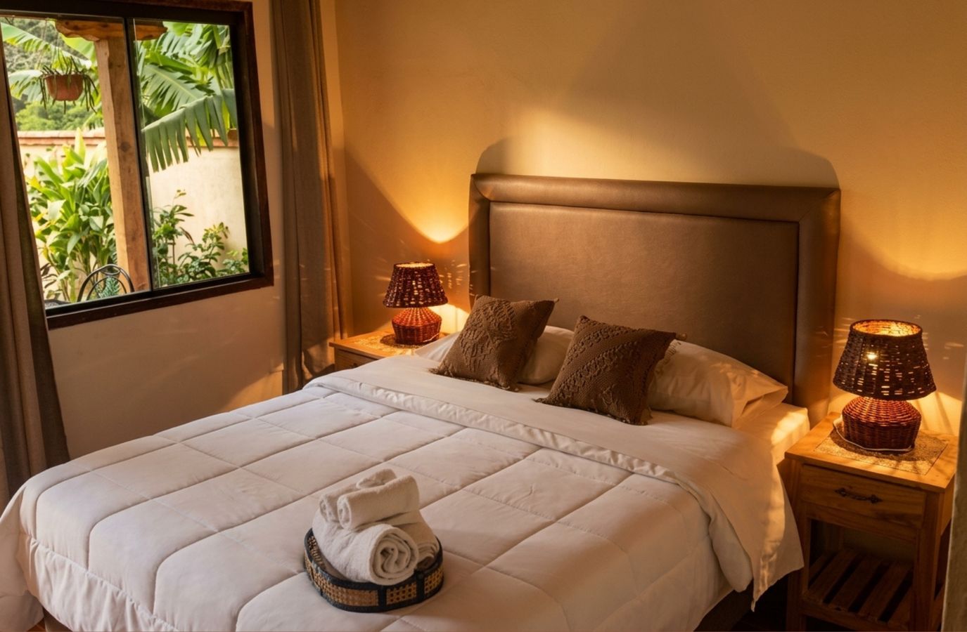 Quarto com cabeceira estofada e vista para o jardim