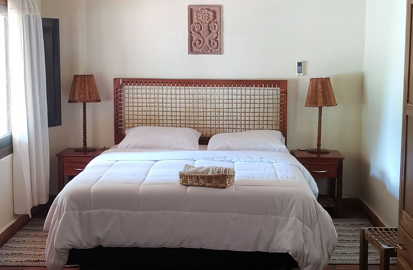 Quarto com aplique entalhado em pedra