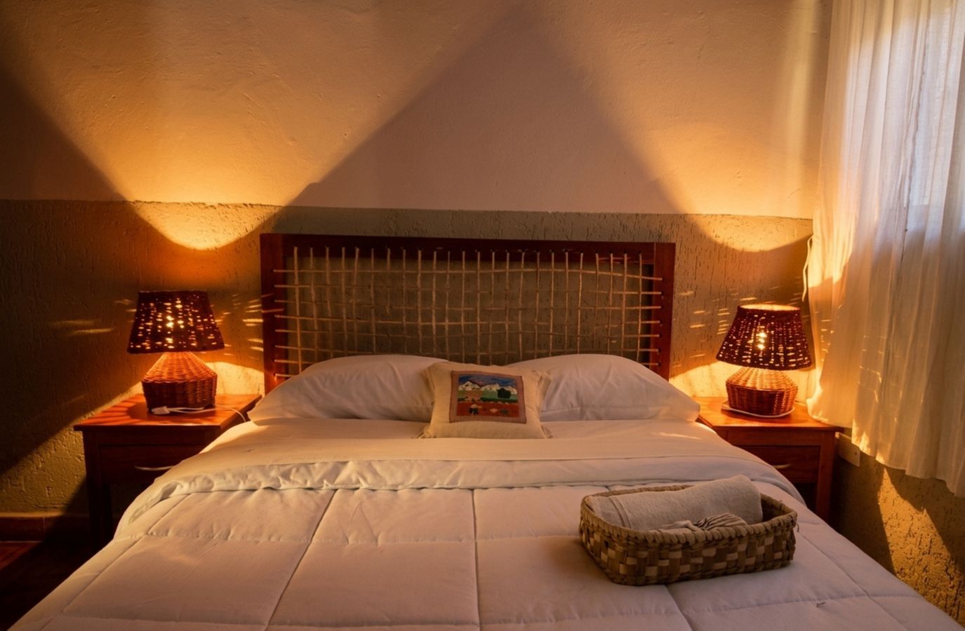 Quarto com luz aconchegante e abajures de vime