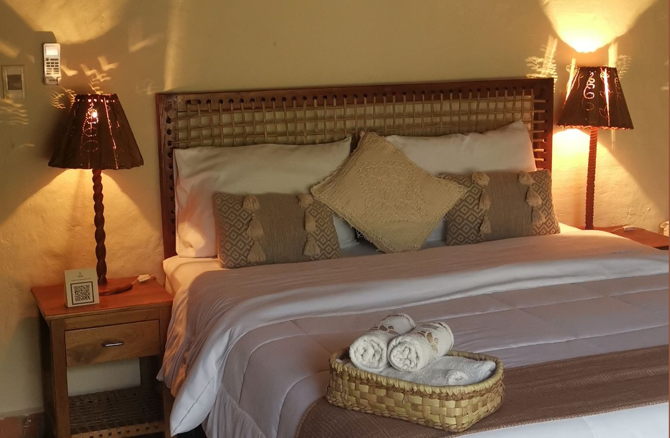 Quarto com abajures de vime
