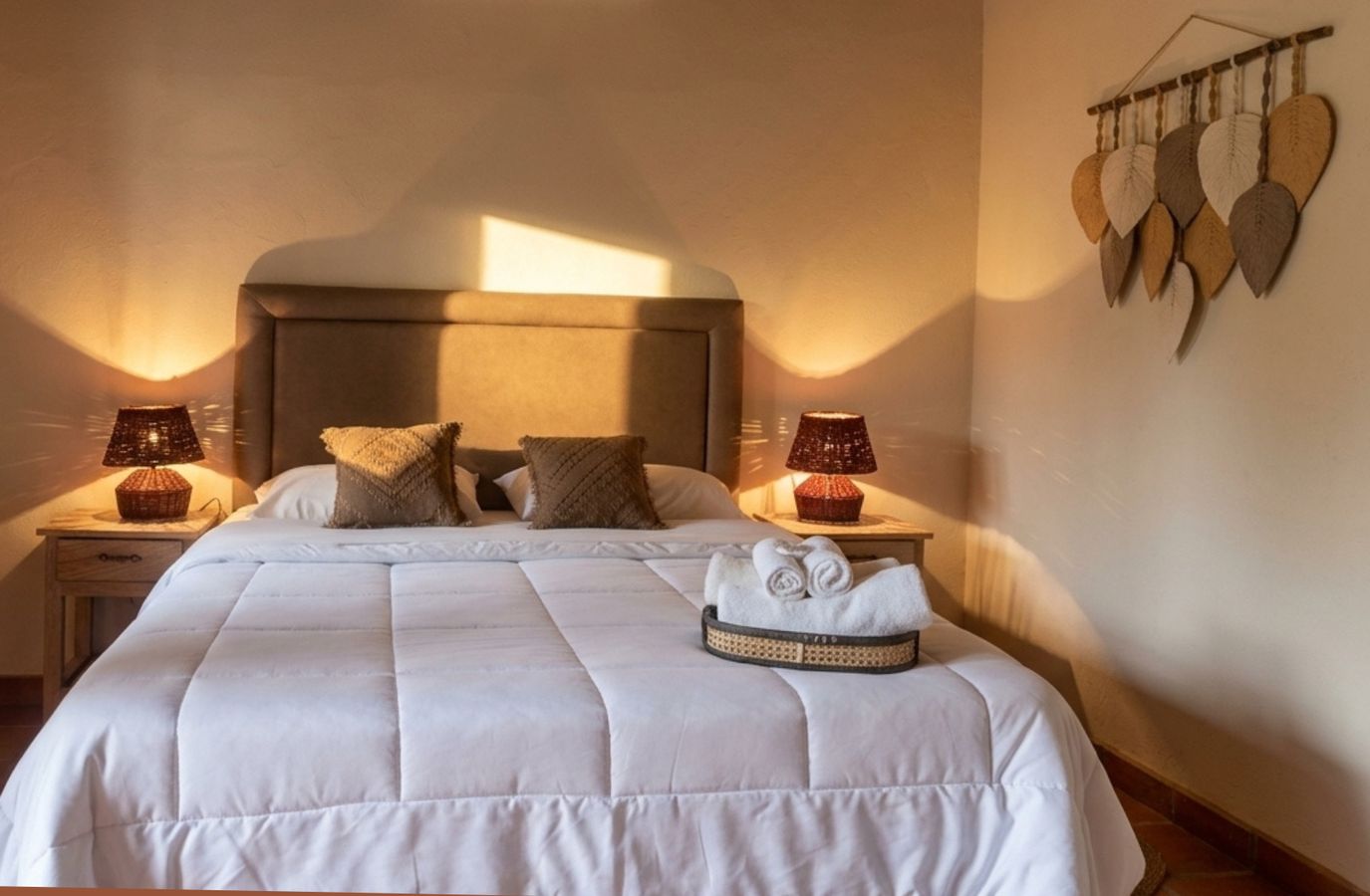 Quarto com cabeceira estofada