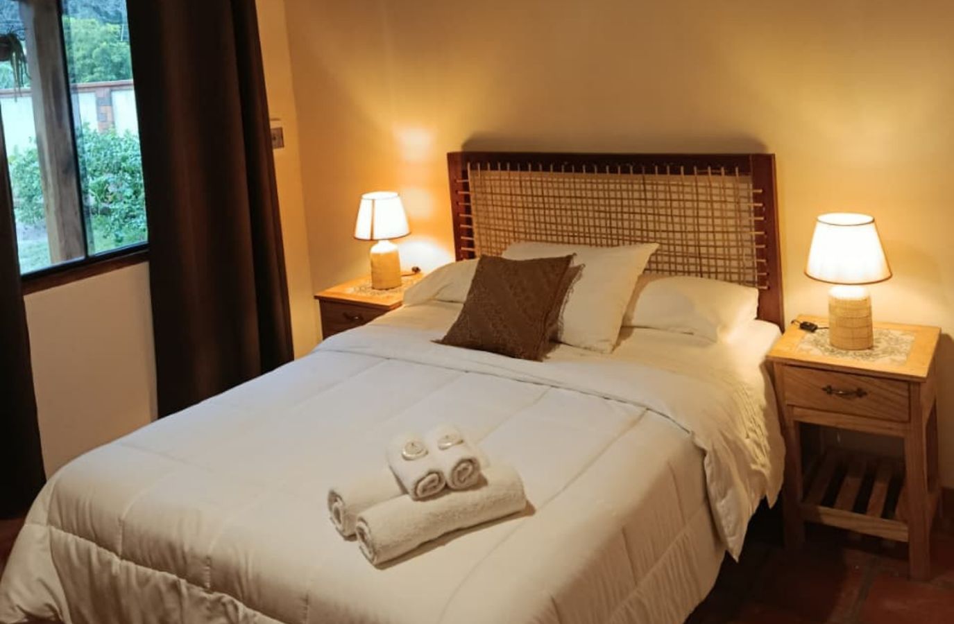 Quarto com cortinas e luz aconchegante