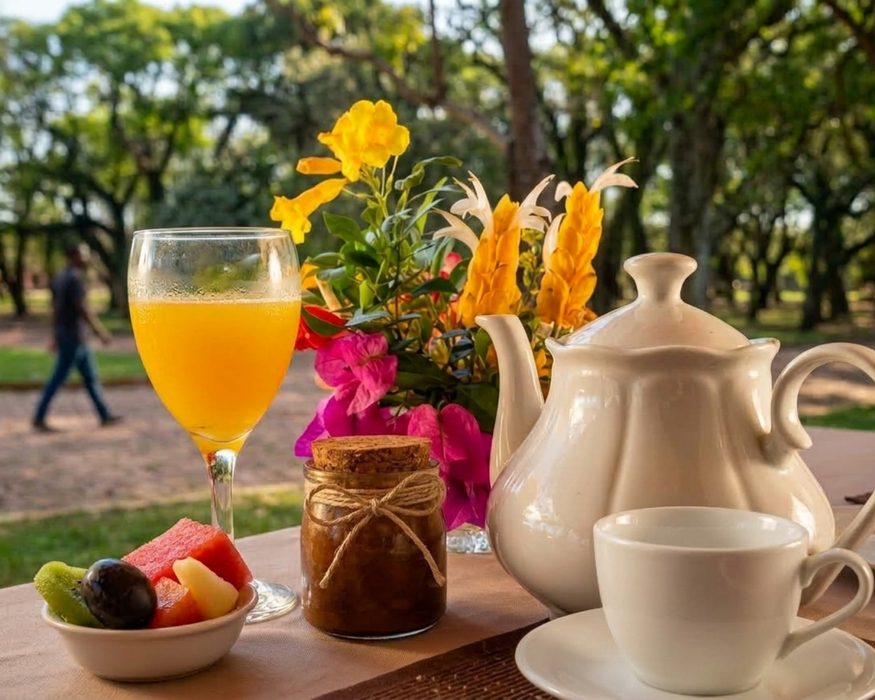 Copo de suco, geleia caseira e bule de porcelana