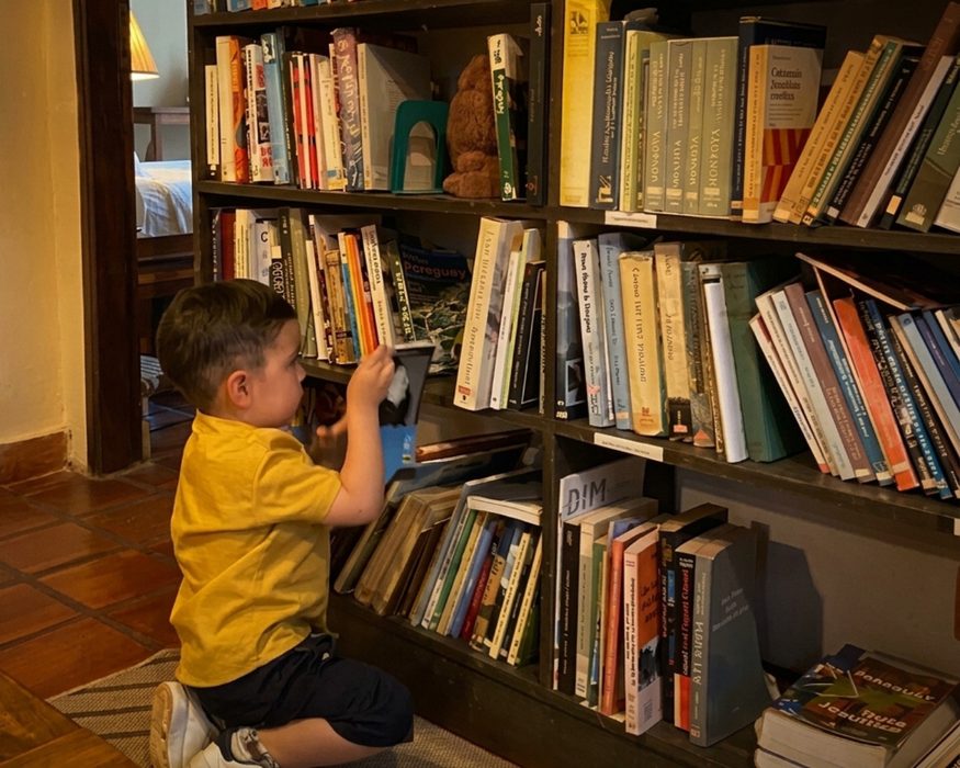 Criança escolhendo um livro na biblioteca