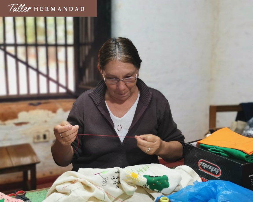 Taller Hermandad, artesã bordando