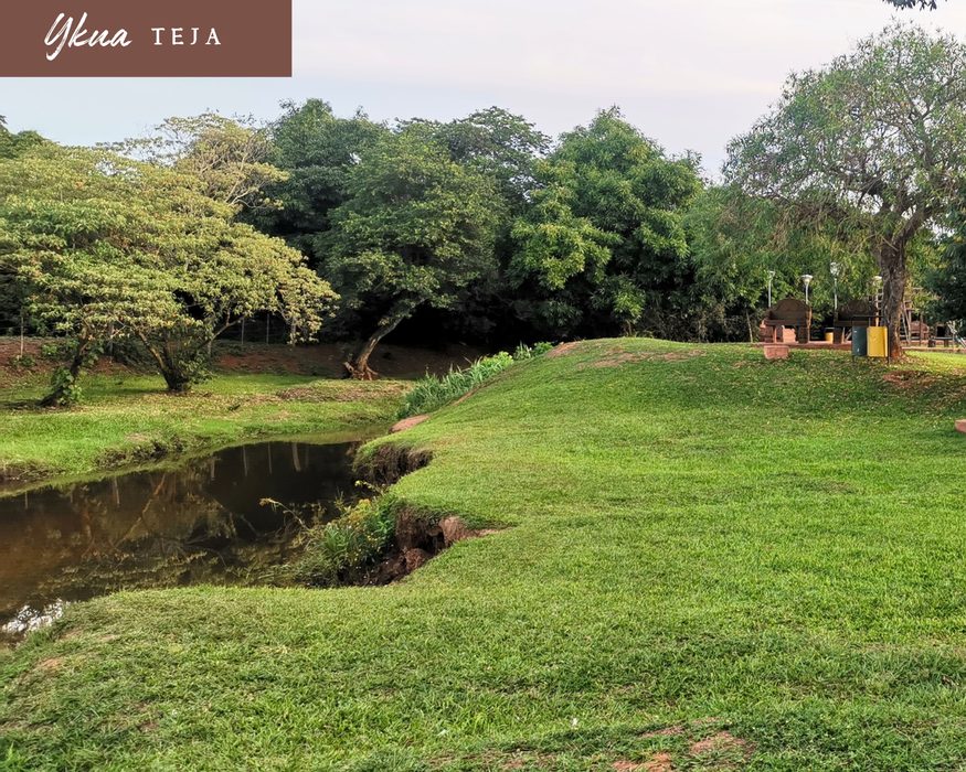 Ykua Teja, lagoa e jardim