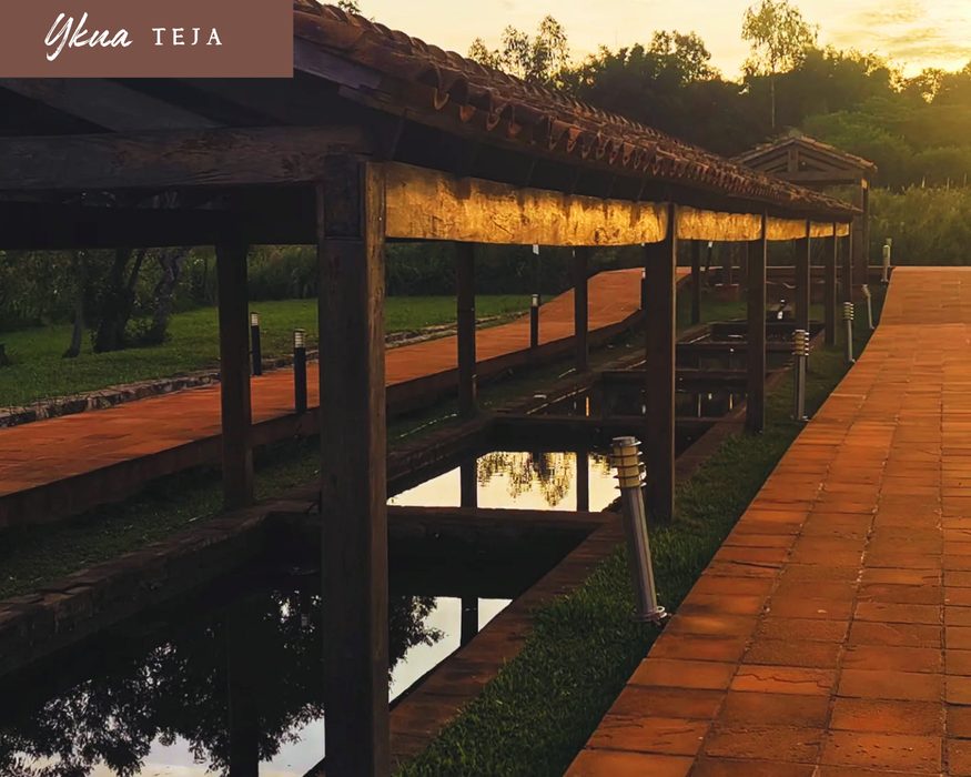 Ykua Teja, galeria iluminada ao entardecer