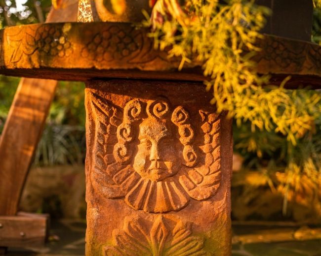 Detalhe de entalhe em pedra no jardim