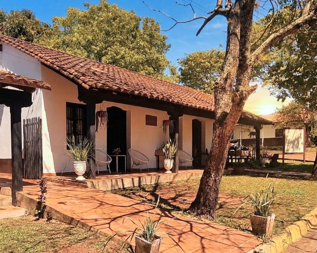 Varanda externa com poltronas brancas