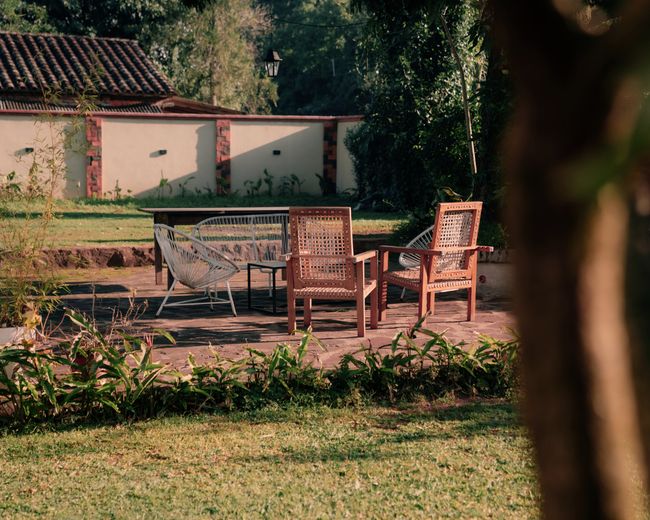 Estar externo com poltronas de vime