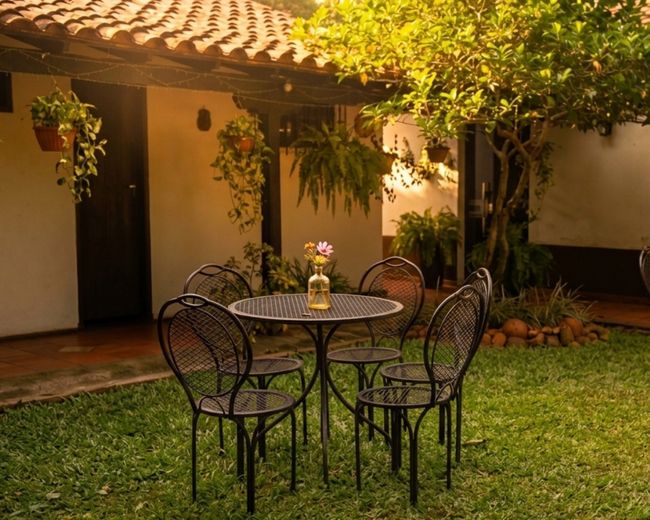 Pátio com mesas ao entardecer
