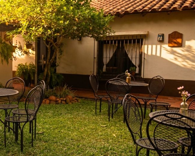 Pátio com mesas, outra vista ao entardecer