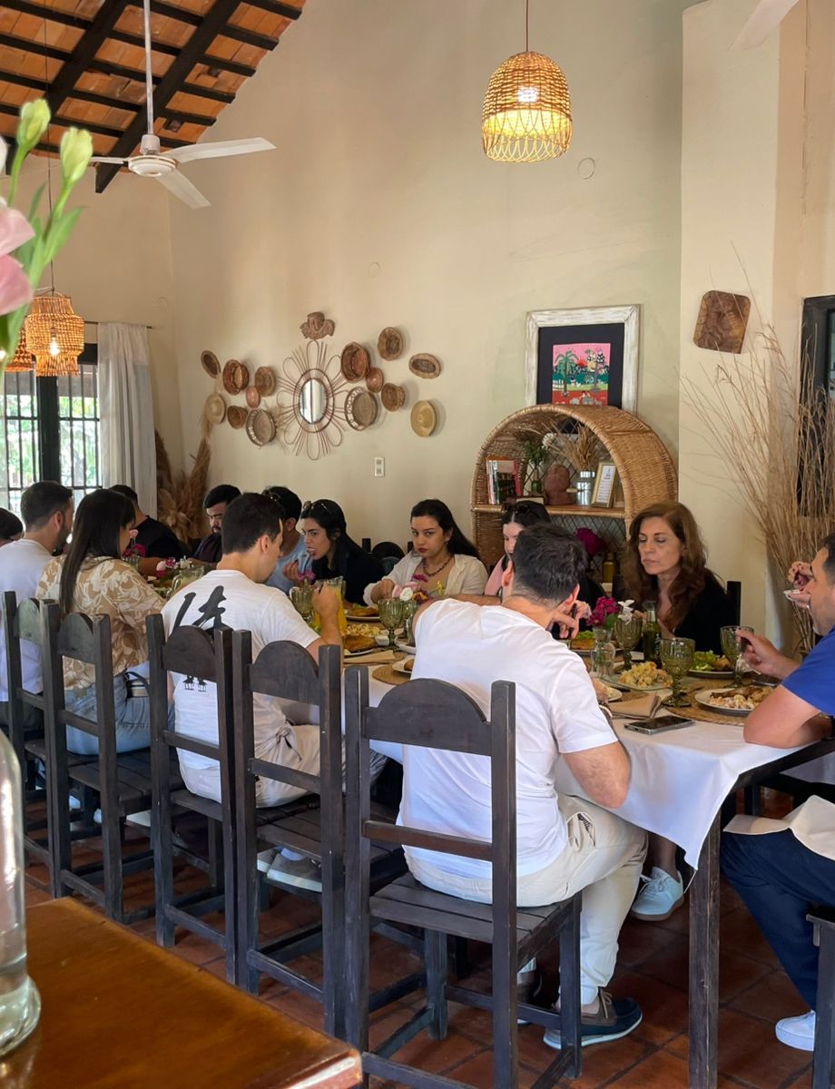 Grupo almoçando no salão